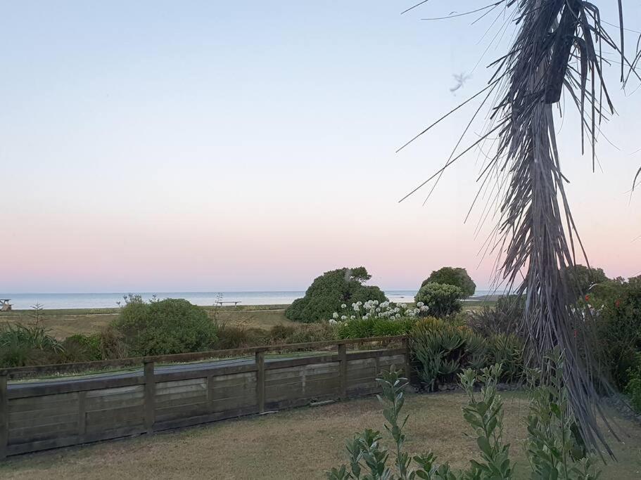 Wellwood - Front Escape * Te Awanga