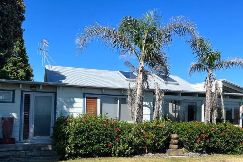 Wellwood - Front Escape * Te Awanga